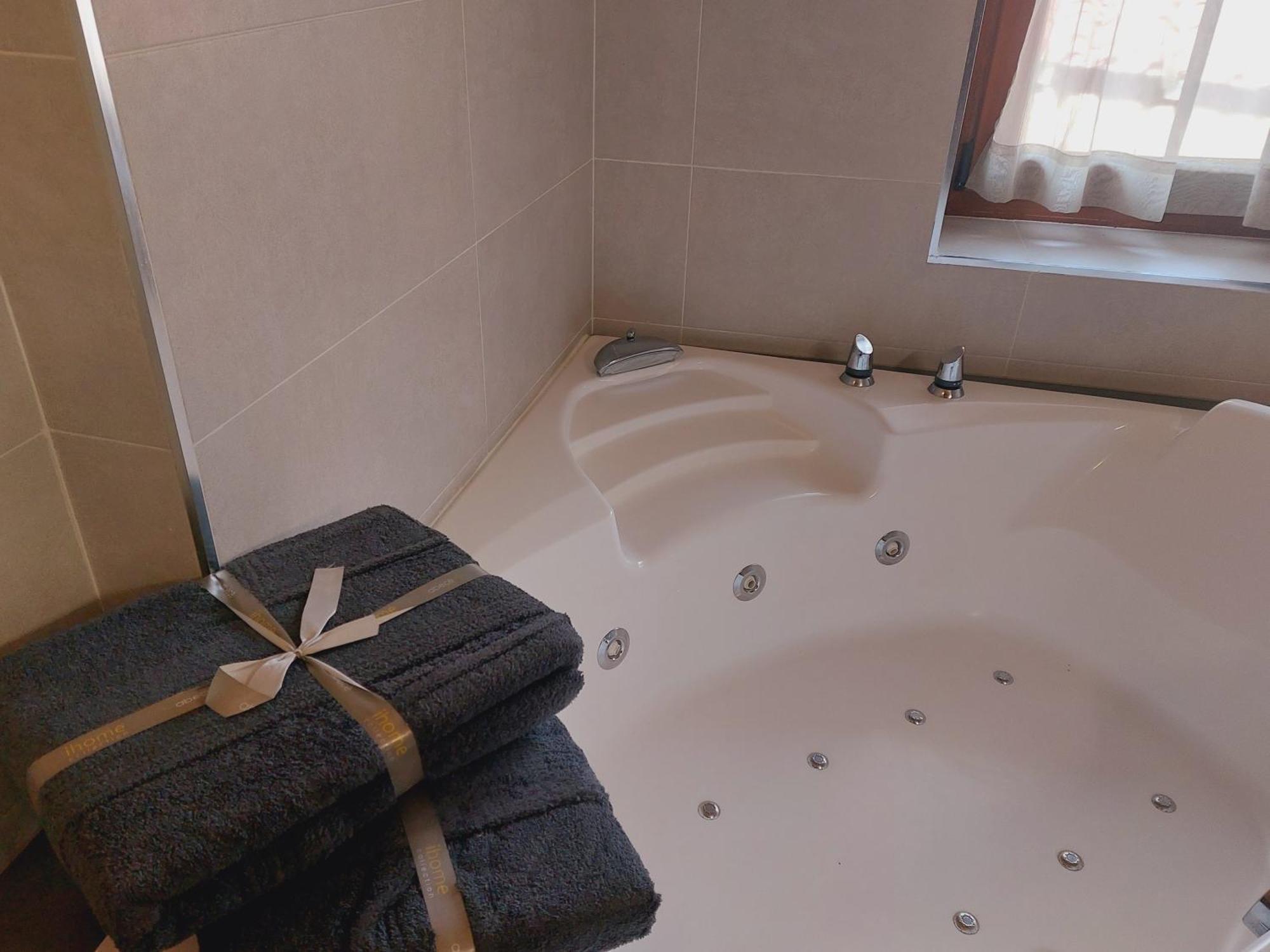 Picos De Europa Suites And Rooms Turieno Bagian luar foto