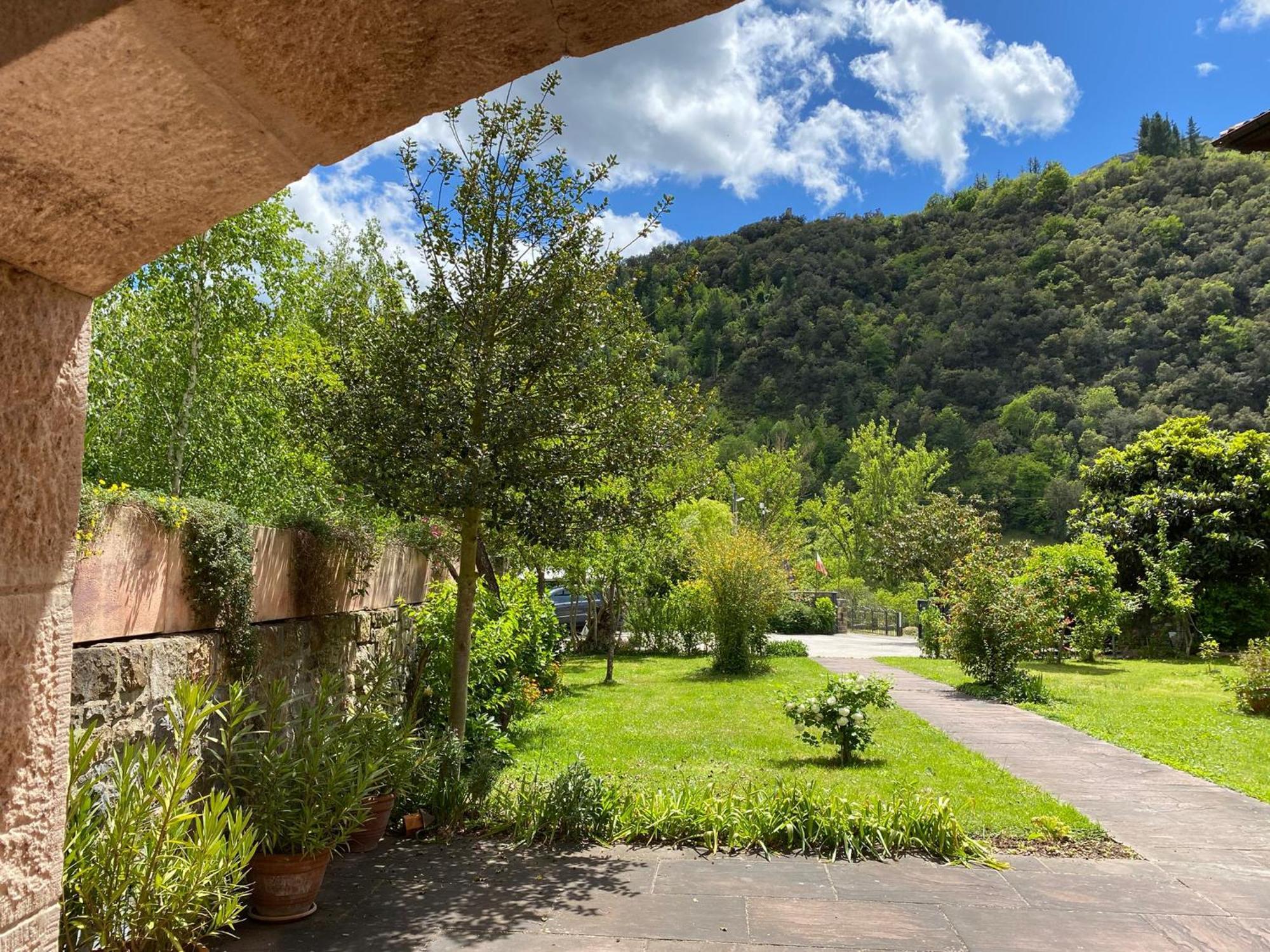 Picos De Europa Suites And Rooms Turieno Bagian luar foto