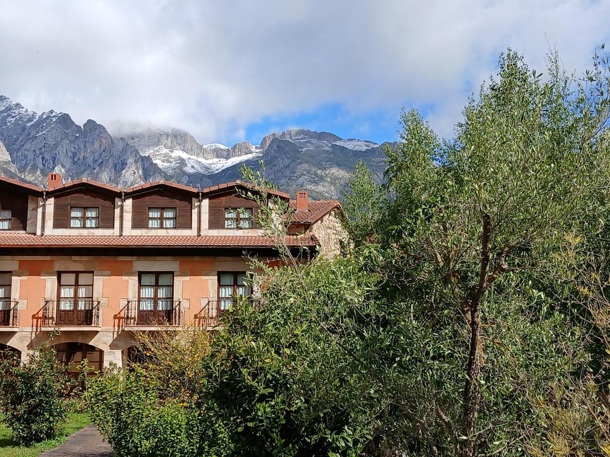 Picos De Europa Suites And Rooms Turieno Bagian luar foto