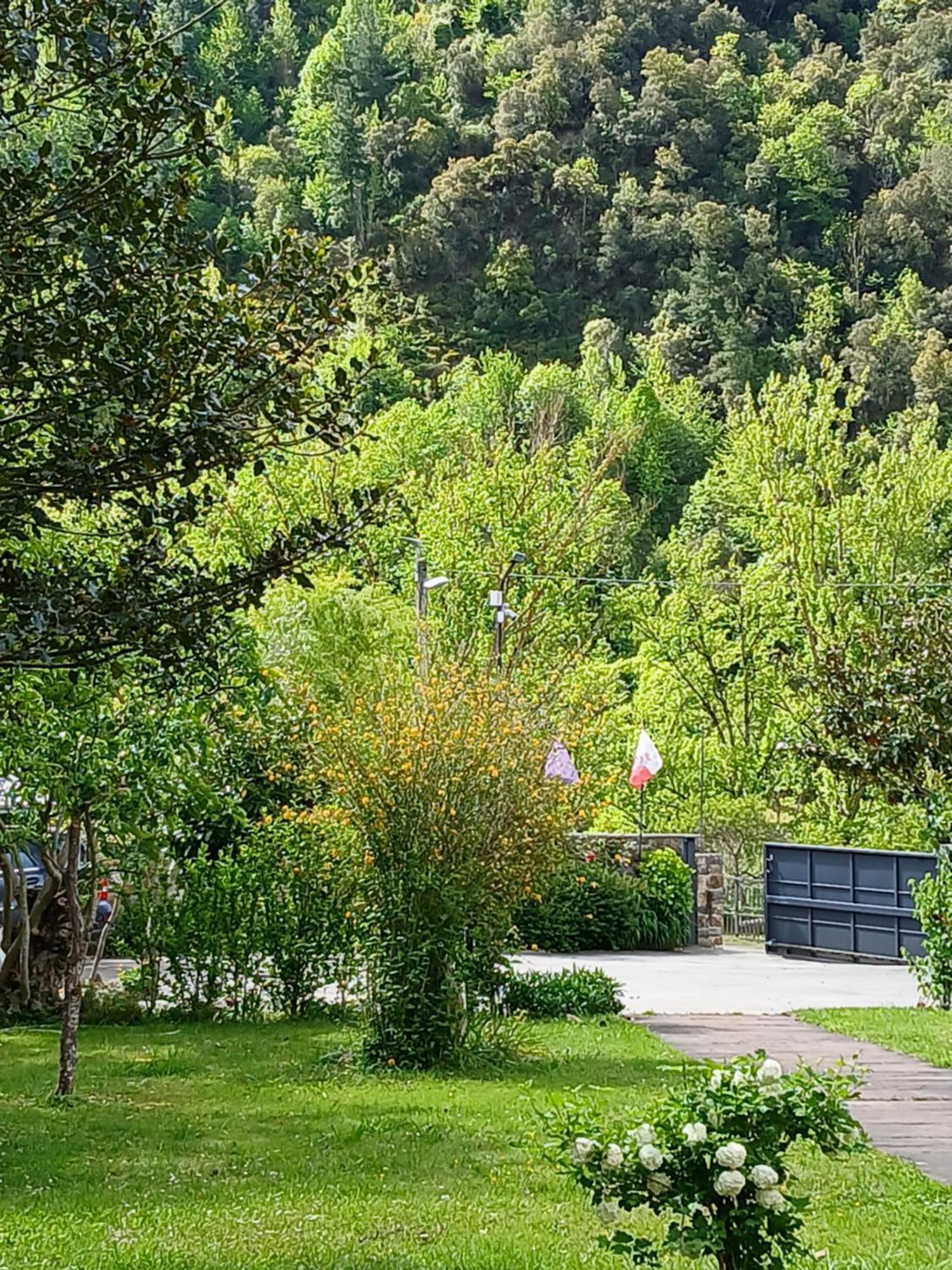 Picos De Europa Suites And Rooms Turieno Bagian luar foto