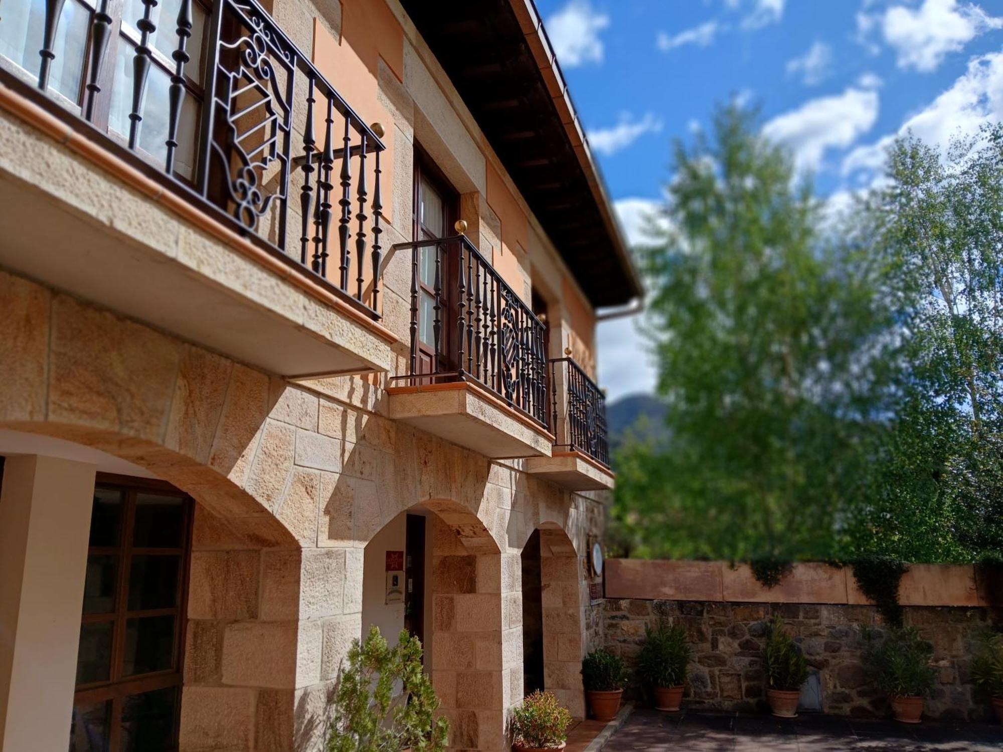 Picos De Europa Suites And Rooms Turieno Bagian luar foto